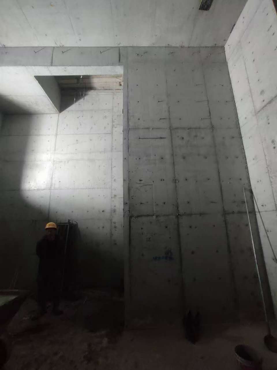 盐边墙上开槽钢筋断了有影响吗
